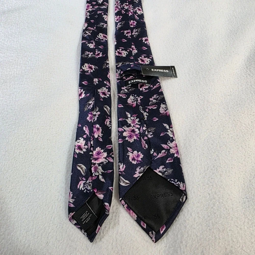 Express necktie features